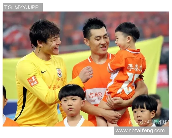 老抱着女儿的足球明星展现温情与坚韧的父爱之路