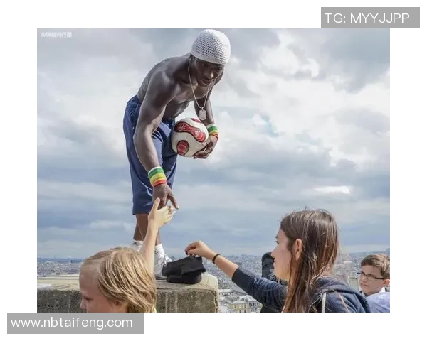街头足球明星化妆秀出风采与技巧引发热潮吸引众多粉丝围观